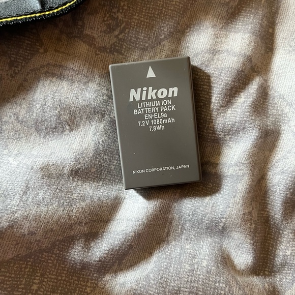 Nikon D3000 Camera - Picture 3 of 7